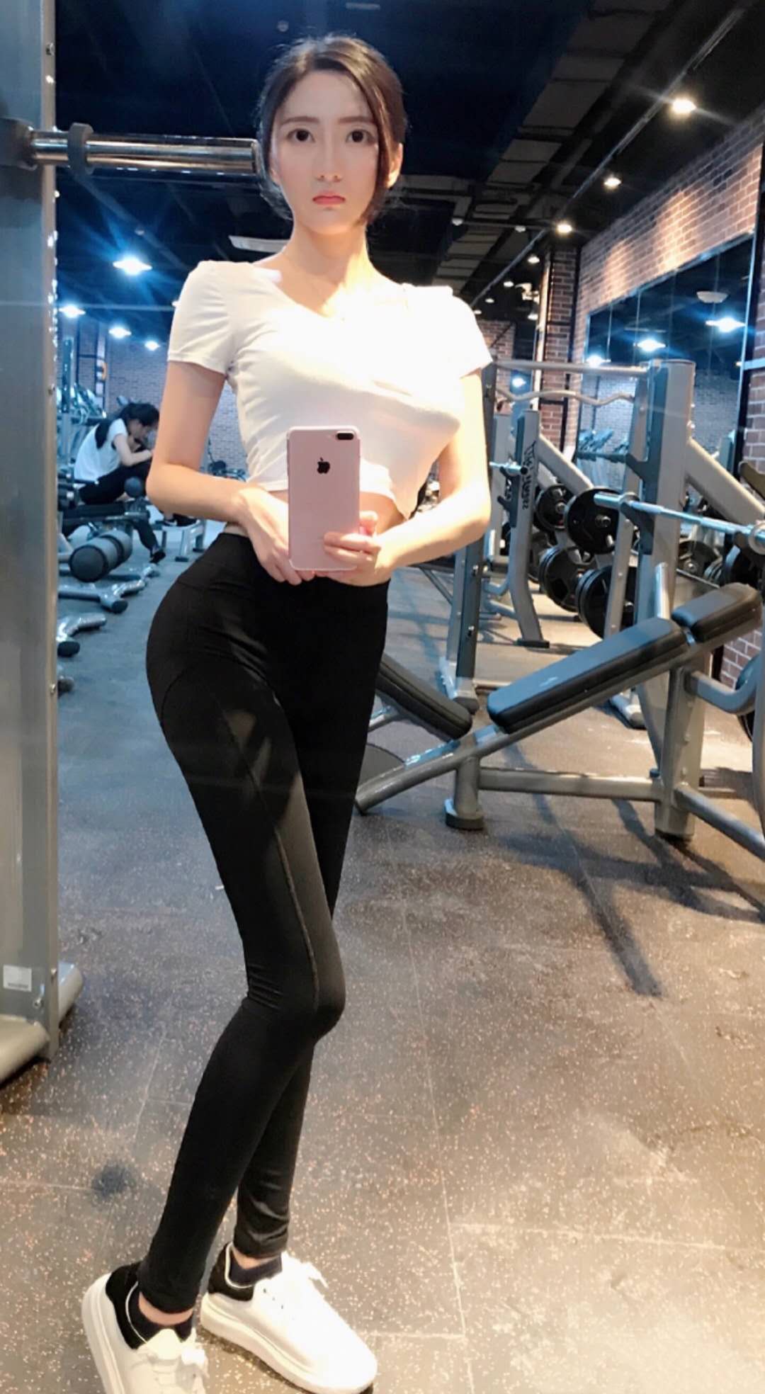成都妹子，18岁，皮肤白皙身高169胸D罩杯 第2张