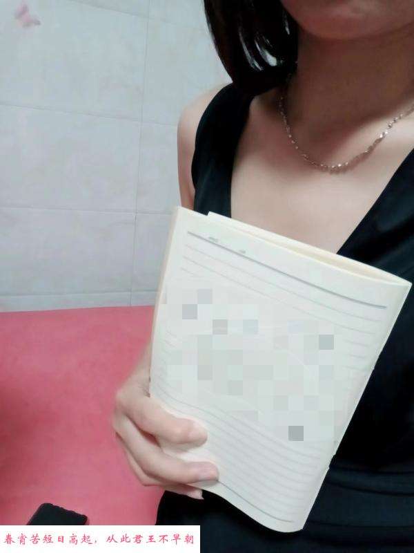 带点小清新的美女 第1张
