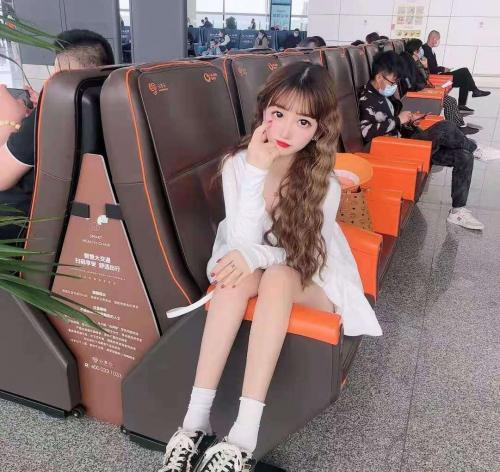 兼职的高挑美女 第1张