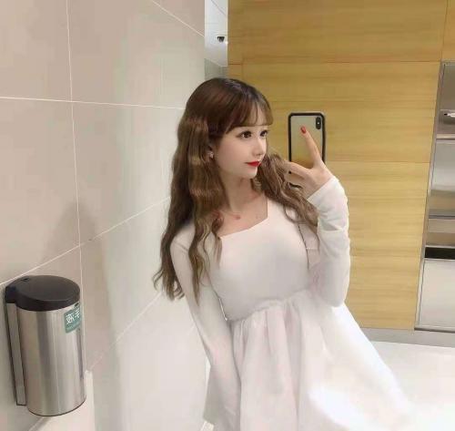 兼职的高挑美女 第2张