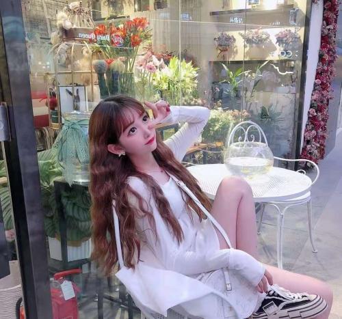 兼职的高挑美女 第3张