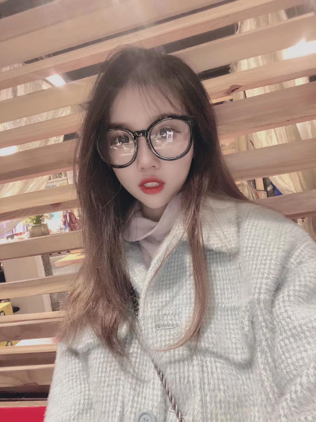 年轻妹纸逼紧水超多,抱起来干爽翻 第2张