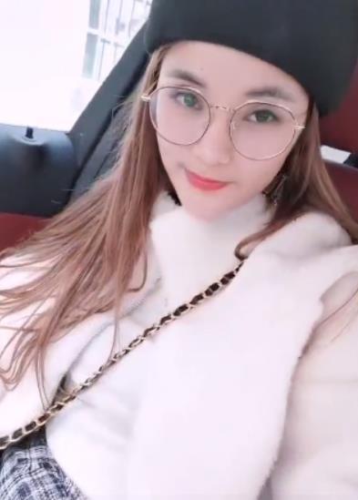 外表清纯，身材玲珑有致的凡希 第1张
