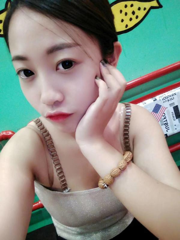 温柔如女友的粉嫩小姐姐 第1张
