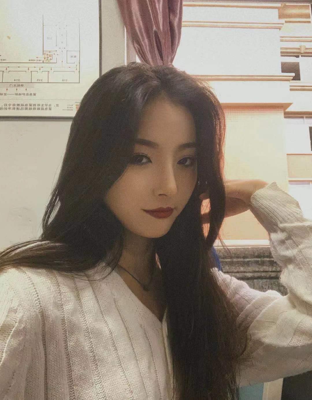 分享一个高颜值大长腿妹子，丝袜很是诱惑 第3张