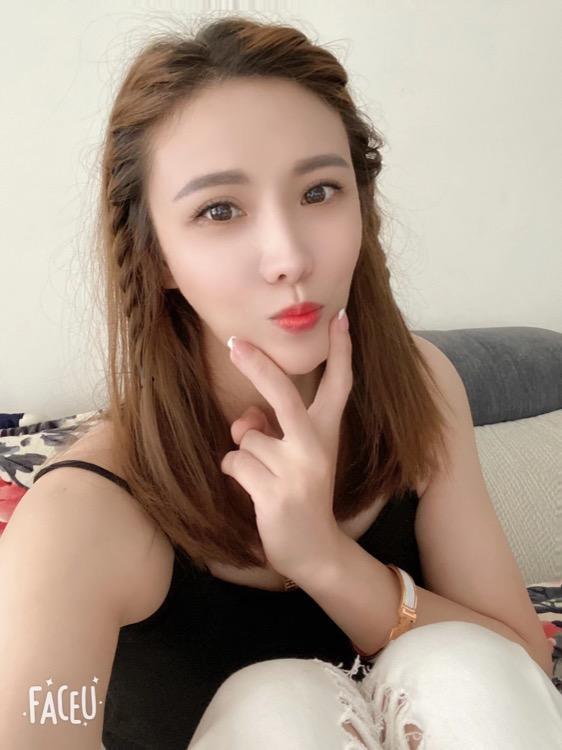 瘦底大波性感Tina，小热裤和护士装真的绝了 第2张