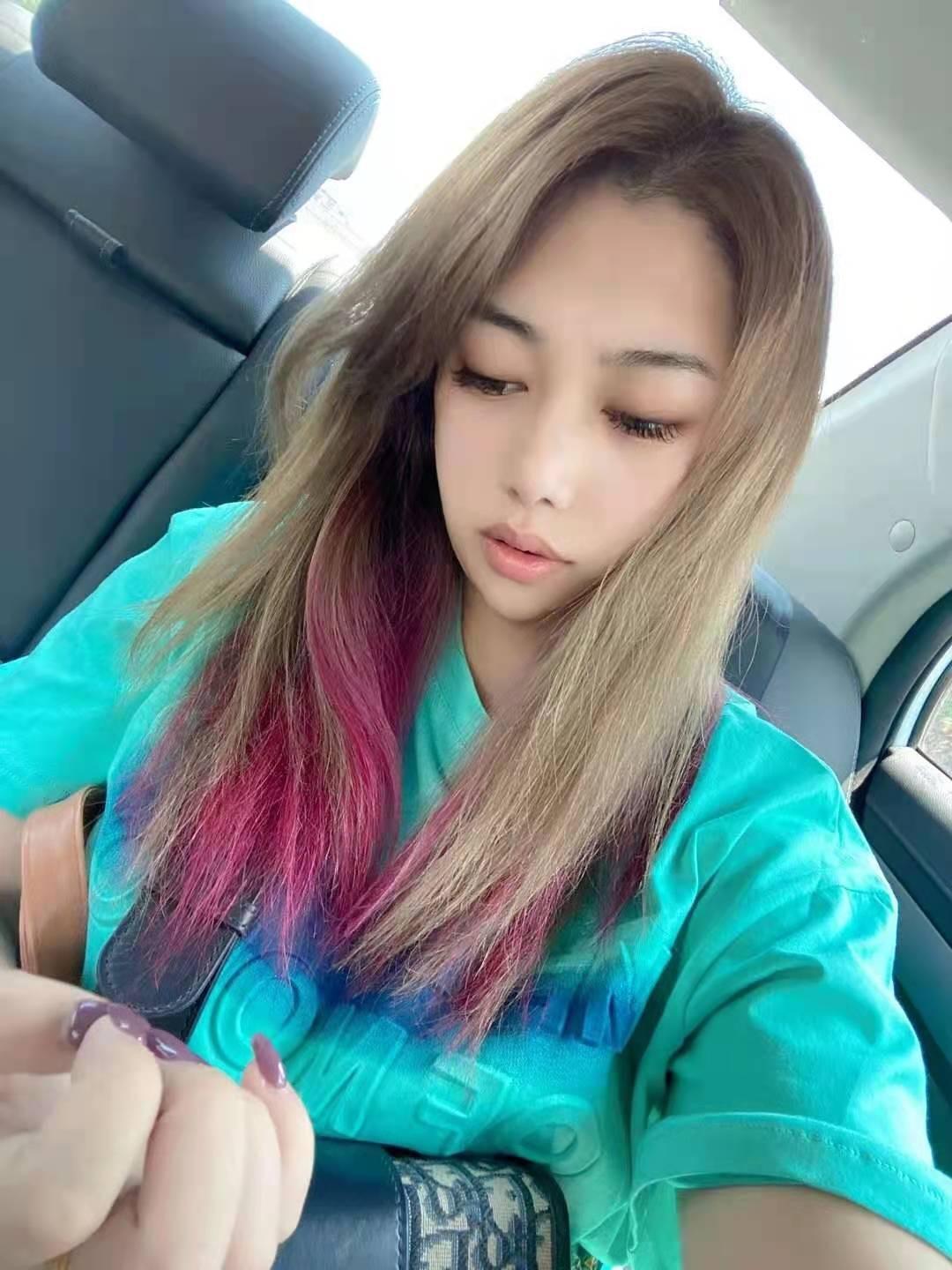 回访服装店大波美女 第1张