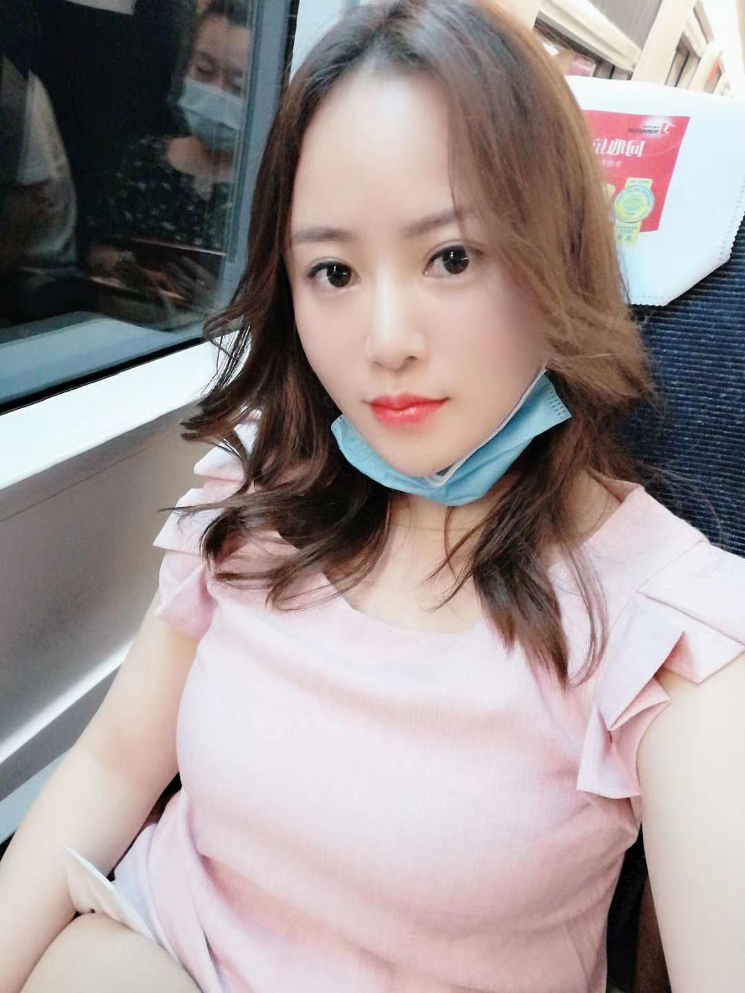 一个娇小大胸小花，粉嫩B紧，服务态度好 第1张